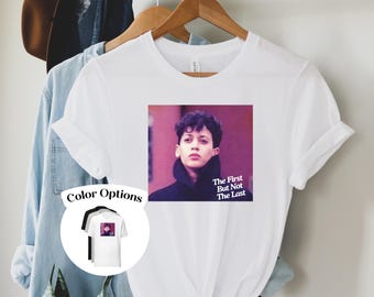 ヴィンテージの若きカマラ・ハリスTシャツ：最初だが最後ではない | 変化へのエンパワーメントを刺激する | レトロスタイルの「あなたの声を大事にする」シャツ
