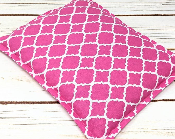 Warm Hugs Corn Bag Heating Pad 9 x 11, Microwavable Heat Pack, Hot Cold Physical Therapy Bag, Massage Therapy, Spa Gift - Pink Quatrefoil