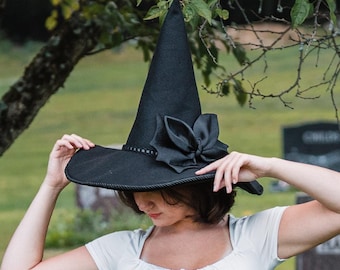 Sombrero de bruja ~Carmilla~ Negro, holgado, con borde de cuerda y lazo de murciélago de estilo vintage.