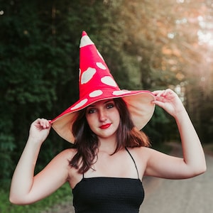 Red Amanita Mushroom Witch Hat in Felt, forest witch hat, sorceress hat, wizard hat, ren faire hat, pointy witch hat, Cottagecore witch hat