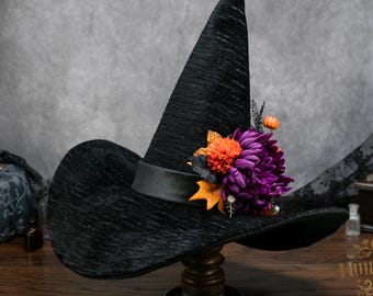 Sombrero de bruja ~Endora: puntiagudo, negro, con detalles florales y una curva lateral.