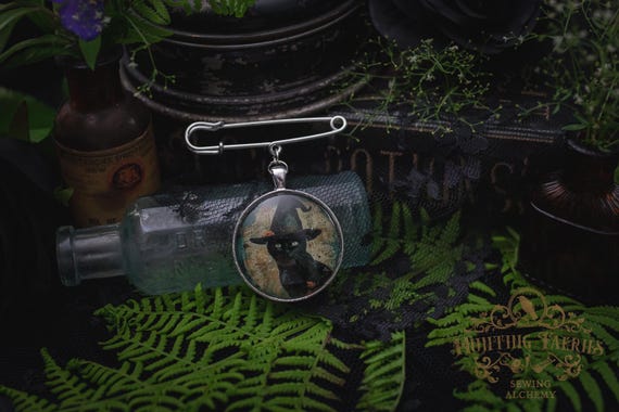 Vintage Black Cat Familiar Brooch with Kilt Pin, Witch Hat Accessory, Halloween Accessory, Witchcore Jewelry, Halloween Aesthetic Pin