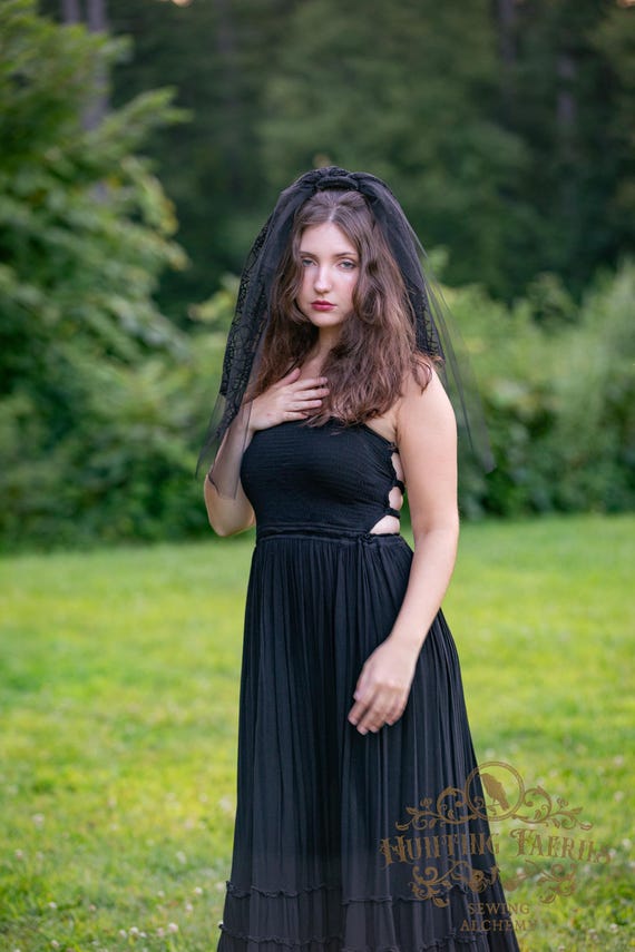 Spider Web Scalloped Veil, Victorian Mourning Veil, Goth Veil, Woman in Black Costume, Wedding Veil, Halloween Costume Headpiece