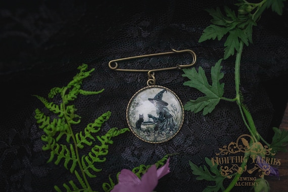 Vintage Style Witch with Caldron & Cat Brooch with Kilt Pin, Witch Hat Accessory, Witchcore Jewelry, Halloween Pin, Halloween Aesthetic Pin