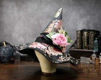 Sombrero de bruja ~Lorelei: Ala puntiaguda y sin estructura, brocado negro y rosa con detalle floral rosa.
