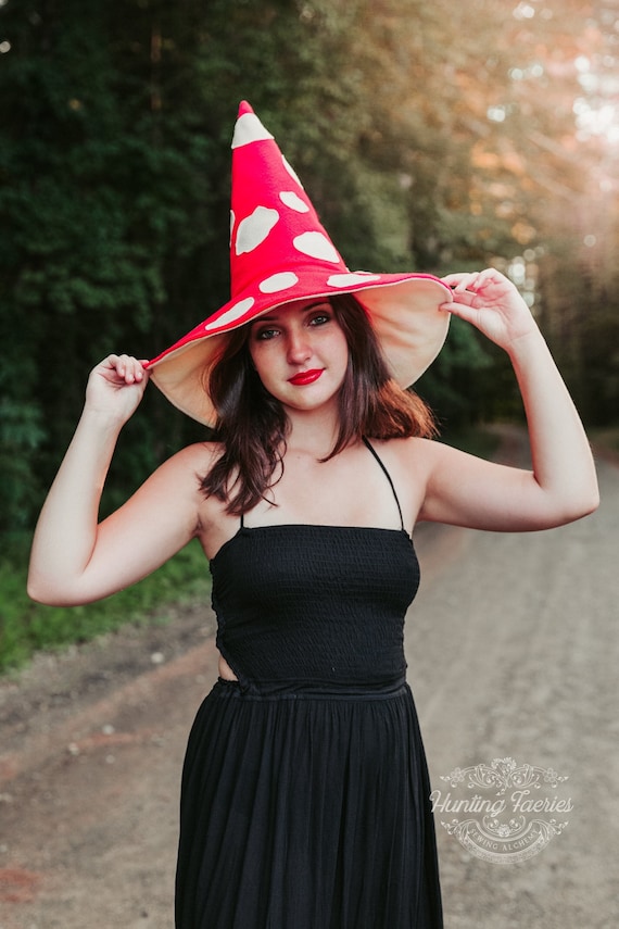 Red Amanita Mushroom Witch Hat in Felt, forest witch hat, sorceress hat, wizard hat, ren faire hat, pointy witch hat, Cottagecore witch hat