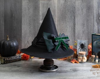 Sombrero de bruja de fieltro negro Hazel: cono corto, ala con alambre y lazo de cinta.