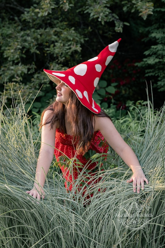 Red Amanita Mushroom Witch Hat in Felt, forest witch hat, sorceress hat, wizard hat, ren faire hat, pointy witch hat, Cottagecore witch hat