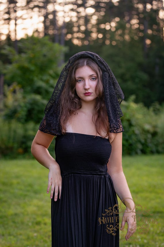 Spider Web Circle Veil with Bow Pin, Victorian Mourning Veil, Goth Veil, Woman in Black Costume, Wedding Veil, Halloween Costume Headpiece