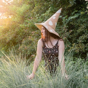 Tan Amanita Mushroom Witch Hat in Felt, forest witch hat, sorceress hat, wizard hat, ren faire hat, pointy witch hat, Cottagecore witch hat