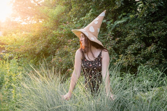 Tan Amanita Mushroom Witch Hat in Felt, forest witch hat, sorceress hat, wizard hat, ren faire hat, pointy witch hat, Cottagecore witch hat