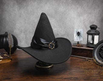 Sombrero de bruja galés Áine: sombrero de fieltro negro con forma de pan de azúcar y hebilla frontal, sombrero de bruja celta.
