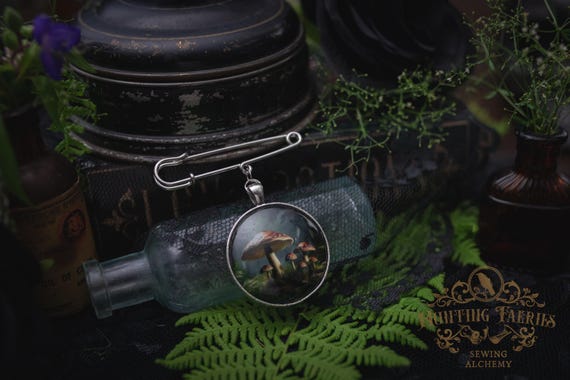 Vintage Style Forest Fungi Brooch with Kilt Pin, Witch Hat Accessory, Witchcore Jewelry, Halloween Pin, Halloween Aesthetic