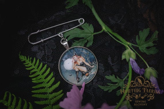 Vintage Style Pinup Witch Brooch with Kilt Pin, Witch Hat Accessory, Witchcore Jewelry, Halloween Pin, Halloween Aesthetic