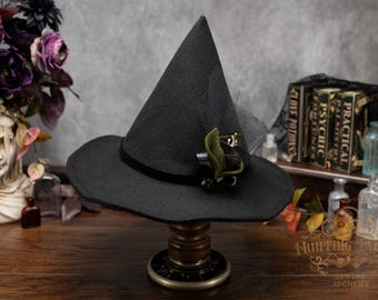 Sombrero de bruja Hagatha Petite de fieltro negro: banda de terciopelo, estampado floral oscuro, estilo academia oscura