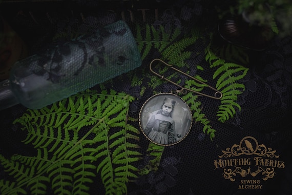 Vintage Haunted Girl Brooch with Kilt Pin, Witch Hat Accessory, Halloween Accessory, Witchcore Jewelry, Halloween Aesthetic Pin