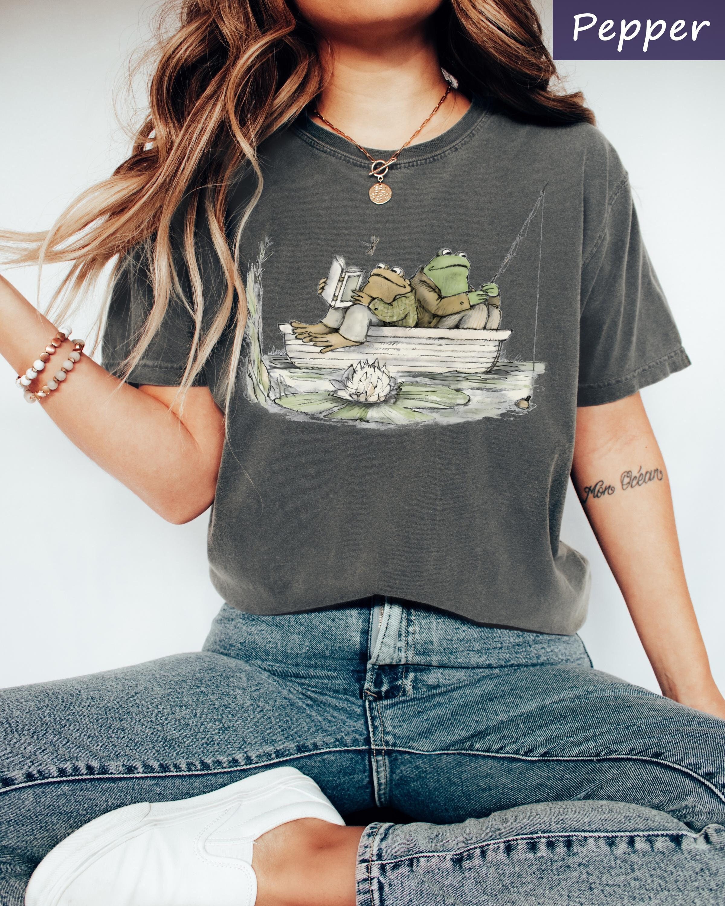 Comfort Colors® Retro Frog and Toad T-shirt, Vintage Reading T-shirt, Cottagecore Shirt, Frog Graphic Tee, Librarian Gifts, Nature Lover Tee