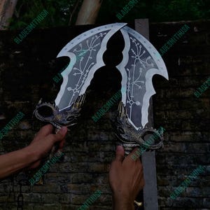 Handmade God of War Blades of Chaos Metal God of War Blades of Chaos Sword Twin Blade Kratos Metal Cosplay With Wall Plaque Christmas Gift