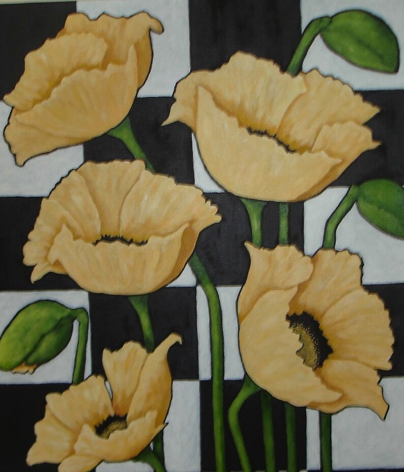 Puede incluir: Pintura al &oacute;leo que presenta cinco grandes amapolas de color amarillo claro con tallos y capullos verdes. El fondo es un patr&oacute;n de cuadros en blanco y negro. Las flores est&aacute;n en plena floraci&oacute;n.