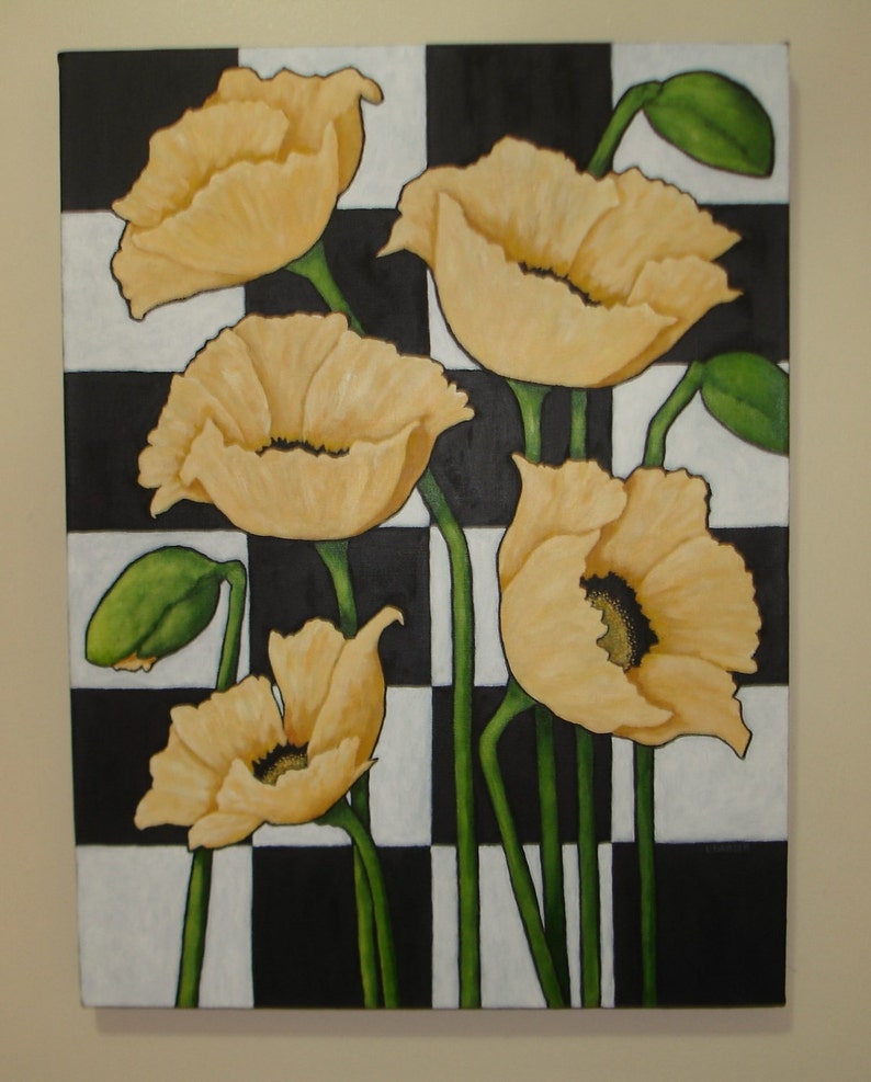Puede incluir: Pintura original de amapolas amarillas sobre un fondo a cuadros blanco y negro. Las flores tienen centros oscuros y tallos y hojas verdes. La obra de arte se exhibe sobre un lienzo.