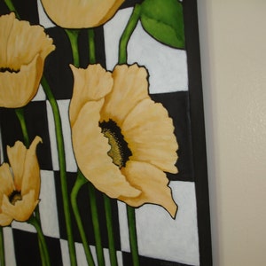Puede incluir: Pintura de amapolas amarillas con centros negros y tallos verdes sobre un fondo a cuadros blanco y negro. Las flores est&aacute;n en plena floraci&oacute;n, con p&eacute;talos delicados y centros detallados.