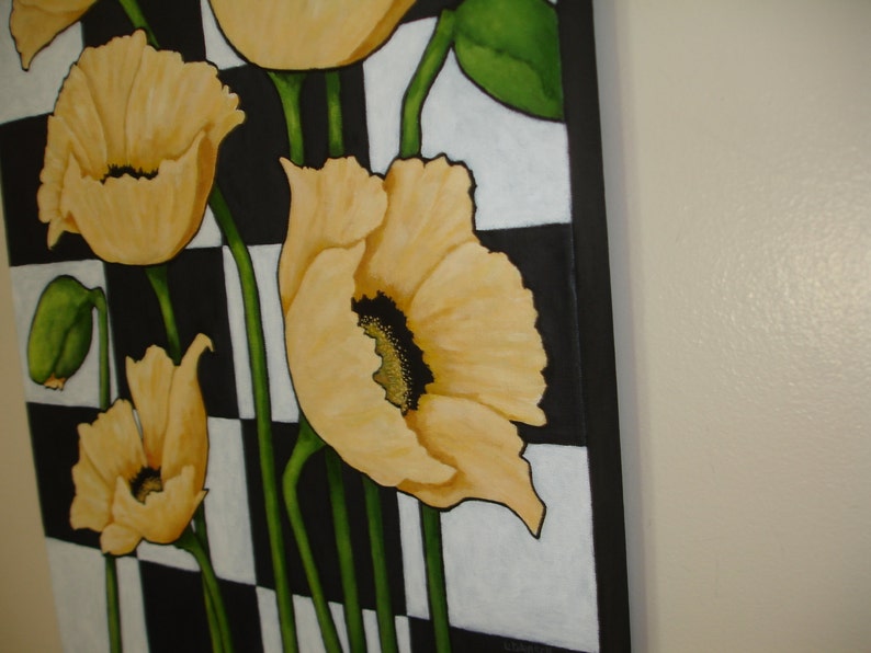 Puede incluir: Pintura de amapolas amarillas con centros negros y tallos verdes sobre un fondo a cuadros blanco y negro. Las flores est&aacute;n en plena floraci&oacute;n, con p&eacute;talos delicados y centros detallados.