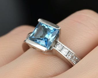 Vintage diamanten ring met blauwe topaas: 14 kt witgouden cocktailring