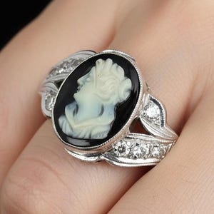 Anillo Art Déco de oro blanco de 14 quilates con camafeo de diamante y ónix negro de 0,25 quilates.