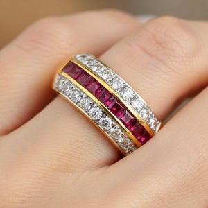 Anillo de oro de 18 quilates con diamantes y rubíes, estilo vintage, con alianza ancha.