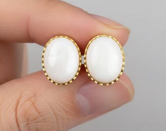 Vintage 9 kt gouden ovale opaal oorknopjes