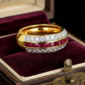 Anillo de oro de 18 quilates con diamantes y rubíes, estilo vintage, con alianza ancha.