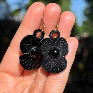 Pendientes antiguos de pensamiento de Whitby Azabache, pendientes victorianos de pensamiento de Whitby Azabache tallado, joyería de Whitby Azabache, joyería antigua con flores talladas y perforadas.