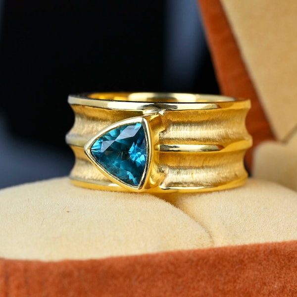 Vintage Blue Tourmaline Ring, 14K Gold Wide Band Trillion Cut Tourmaline Blue Stone Band Ring, Wide Triple Band Ring, Vintage Jewelry