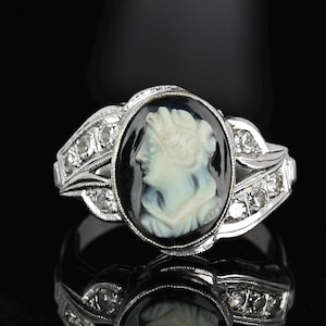 Anillo Art Déco de oro blanco de 14 quilates con camafeo de diamante y ónix negro de 0,25 quilates.