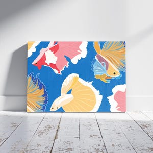 Pode incluir: Impressão de arte abstrata com quatro peixes coloridos com barbatanas flutuantes sobre um fundo azul. Os peixes são em tons de rosa, amarelo, azul e laranja.