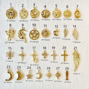 Puede incluir: Una colección de colgantes dorados de diversas formas, incluyendo soles, lunas, estrellas, cruces y alas. Cada colgante tiene un diseño y tamaño únicos, que varían de 4 mm a 35 mm de largo. Estos colgantes son adecuados para collares o pulseras.