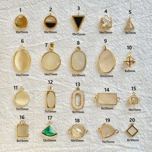 Puede incluir: Una colección de veinte colgantes dorados con diversas formas y diseños, incluyendo círculos, triángulos, cuadrados y formas geométricas. Los tamaños varían de 8x8mm a 14x21mm. Algunos colgantes presentan incrustaciones blancas o iridiscentes, otros acentos claros o negros.