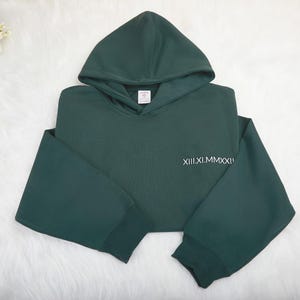 Gepersonaliseerde geborduurde hoodie met Romeinse cijfers met initiaal op mouw, aangepaste verjaardagsdatum paar hoodie, Valentijnsdag shirt cadeau voor hem