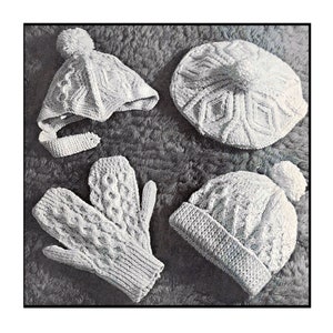 Puede incluir: Cuatro accesorios de invierno de punto blanco: un gorro con pompón, una boina, un gorro caído con pompón y un par de guantes.