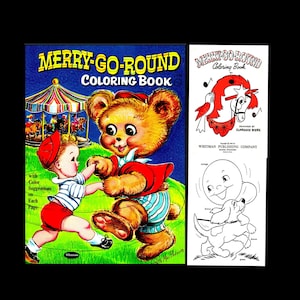 K&ouml;nnte beinhalten: Ein Vintage-Malbuch mit einem Karussell mit einem Teddyb&auml;r und einem Kind. Der Umschlag tr&auml;gt den Titel "Merry-Go-Round Coloring Book" und enth&auml;lt Farbvorschl&auml;ge auf jeder Seite.