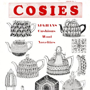 以下が含まれることがあります： 「COSIES」のヴィンテージ広告。ティーポットカバー、クッション、ウールのノベルティを紹介。さまざまなティーポットカバーのイラスト、六角形のクッション、価格6 1/2 dが表示されています。「Madame Weigel」と「Fashion Designers and Publishers」の文字も含まれています。