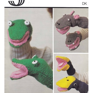 Può includere: Schema di lavoro a maglia per quattro burattini per dita: una rana verde, un alligatore verde, un ippopotamo grigio e un uccello giallo e nero. Il modello è di Sirdar e il numero è 3319. Il modello è per filato DK.