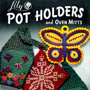 Op de afbeelding: Een vintage haakpatroonboekje voor het maken van pannenlappen en ovenwantjes. De omslag toont een kleurrijk vlinder-, sneeuwvlok- en bloemenmotief. De titel luidt "Lily Pot Holders and Oven Mitts" en de prijs is "10 cents".