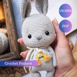 Bunny crochet pattern. Amigurumi rabbit with rainbow pendant. Bunny with a daisy pendant tutorial US English. Digital PDF