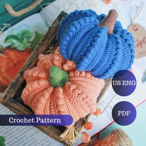 Peut inclure: Patron de crochet pour deux citrouilles, une bleue et une orange. Le patron est disponible en anglais américain et en format PDF.