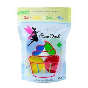 Puede incluir: Una bolsa de plástico transparente con polvos colorantes alimentarios de origen vegetal, etiquetada como "Pixie Dust". La bolsa presenta una ilustración de cupcake colorido con colores rojo, amarillo, verde y azul. Contiene 4 botes de 10,7 g.