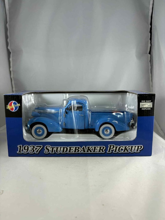 STUDEBAKER Pick-up (Dinky Atlas) - a photo on