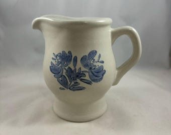 Vtg Pfaltzgraff Yorktowne Stoneware Niebieski kwiatowy wzór Creamer