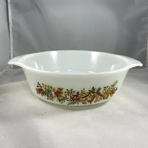 Może przedstawiać: Biała ceramiczna forma do pieczenia z kwiatowym wzorem przedstawiającym warzywa w odcieniach czerwieni, żółci i zieleni.