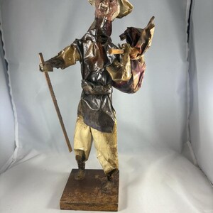 Escultura de papel maché de arte popular mexicano antiguo de un hombre viajero que lleva un bulto